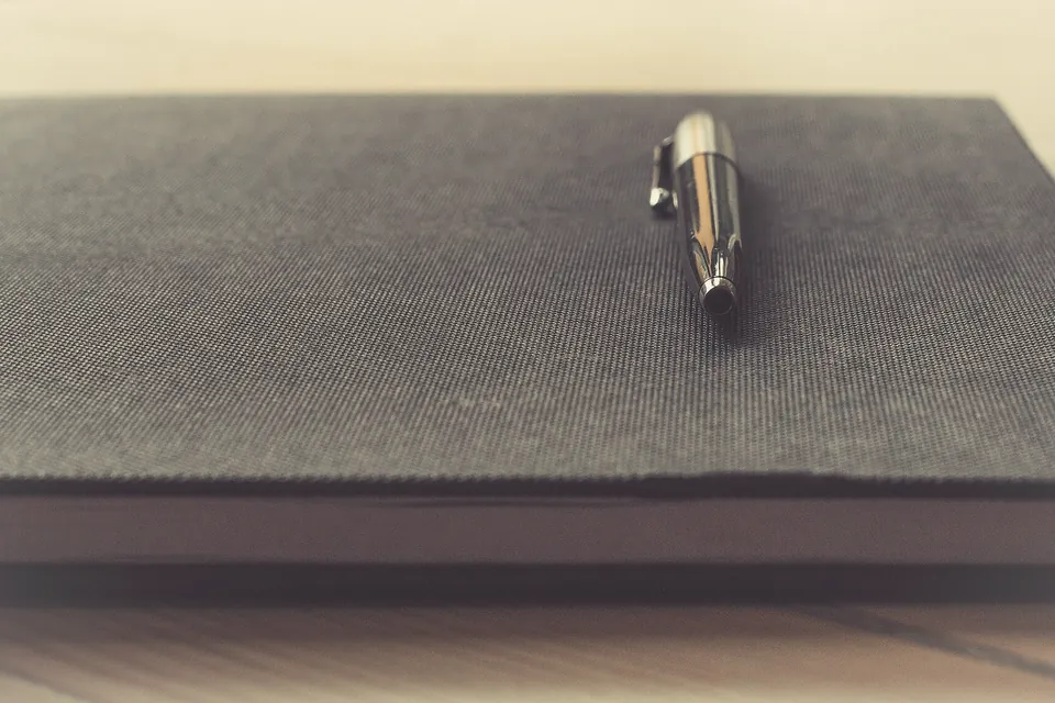 Cuaderno cerrado con un bolígrafo encima
