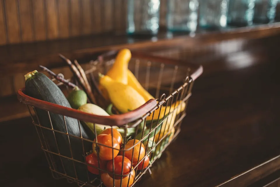 Cesta de mimbre con frutas y verduras